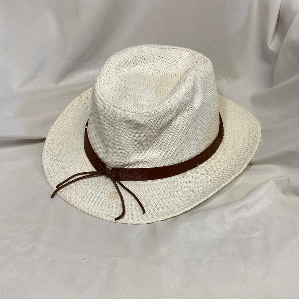 White beach hat